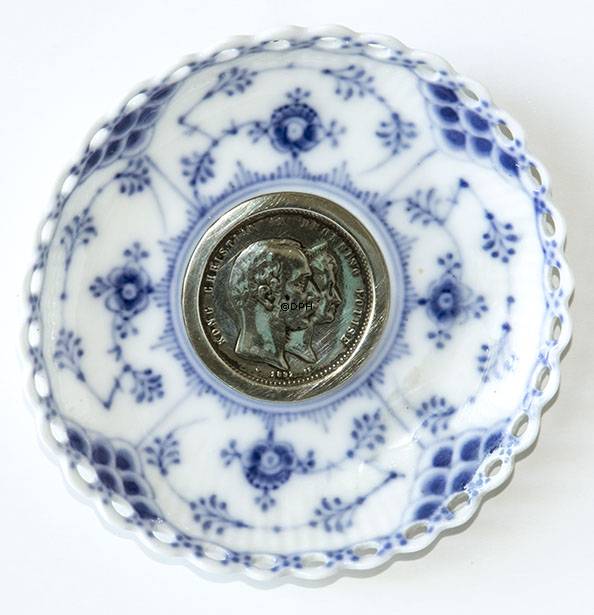 Musselmalet, helblonde, lysmanchet med mønt 2 krone Christian IX Dronning Louise