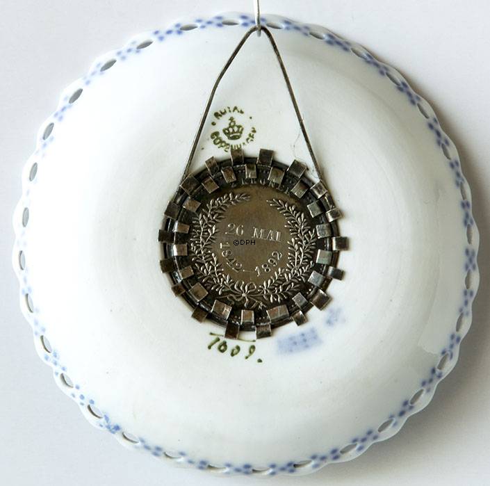 Musselmalet, helblonde, lysmanchet med mønt 2 krone Christian IX Dronning Louise