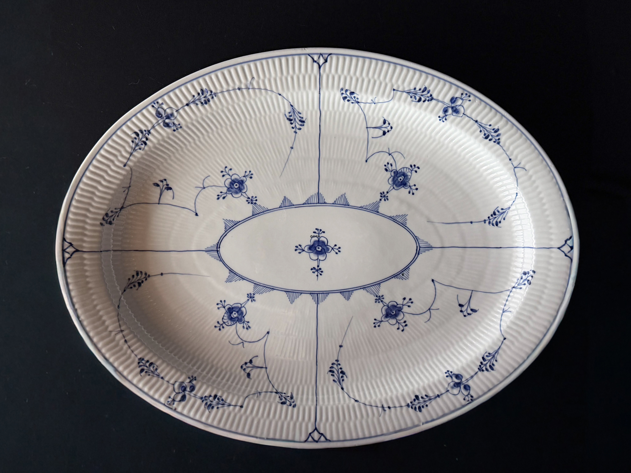 Musselmalet, riflet ovalt fad nr. 1-102, Royal Copenhagen 46cm
