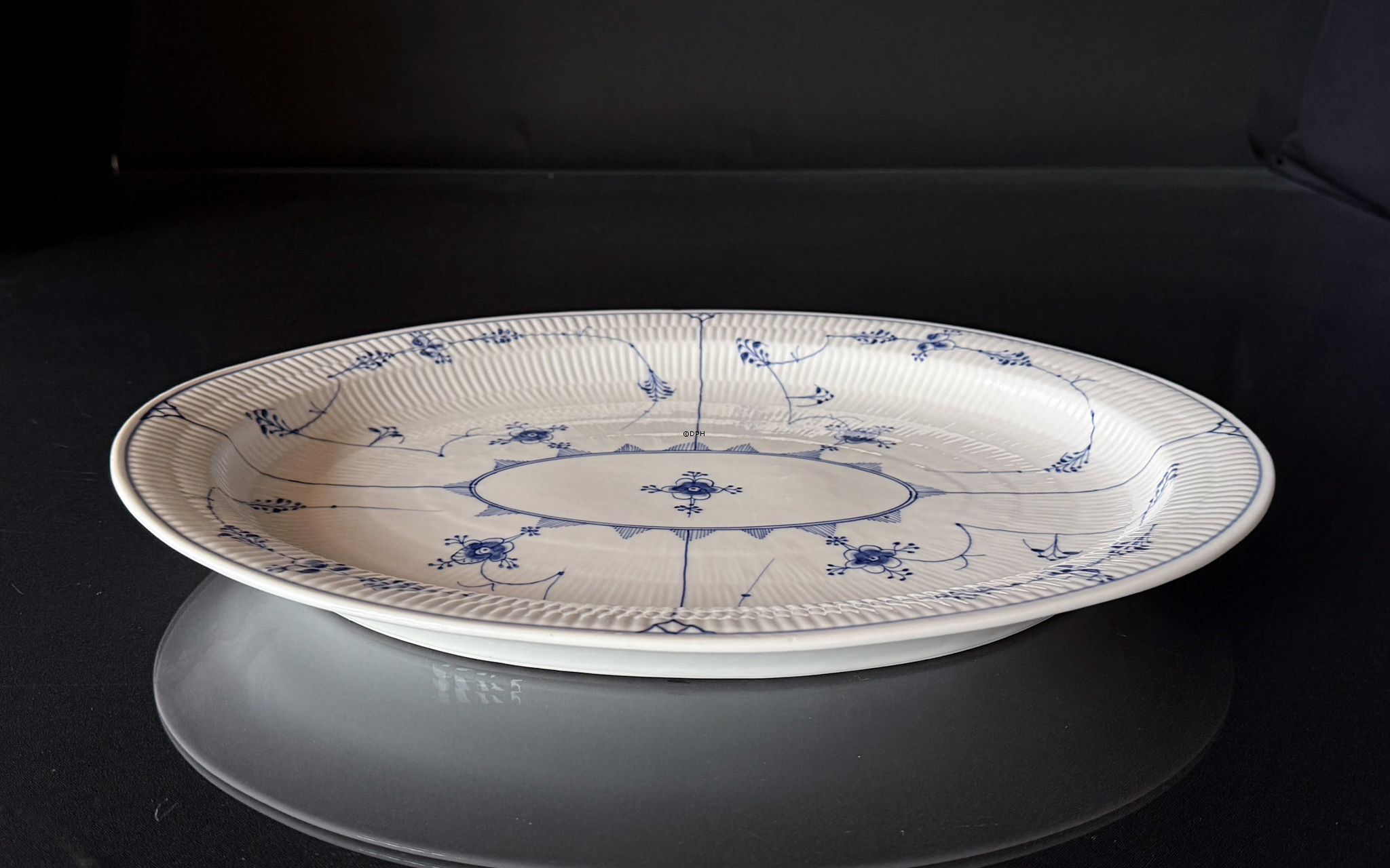 Musselmalet, riflet ovalt fad nr. 1-102, Royal Copenhagen 46cm
