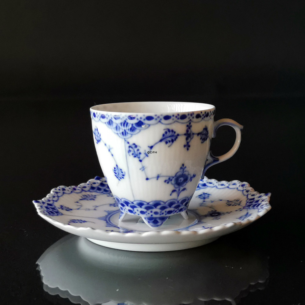 Musselmalet, helblonde, espresso kop, Royal Copenhagen nr. 1/1037 med fødder