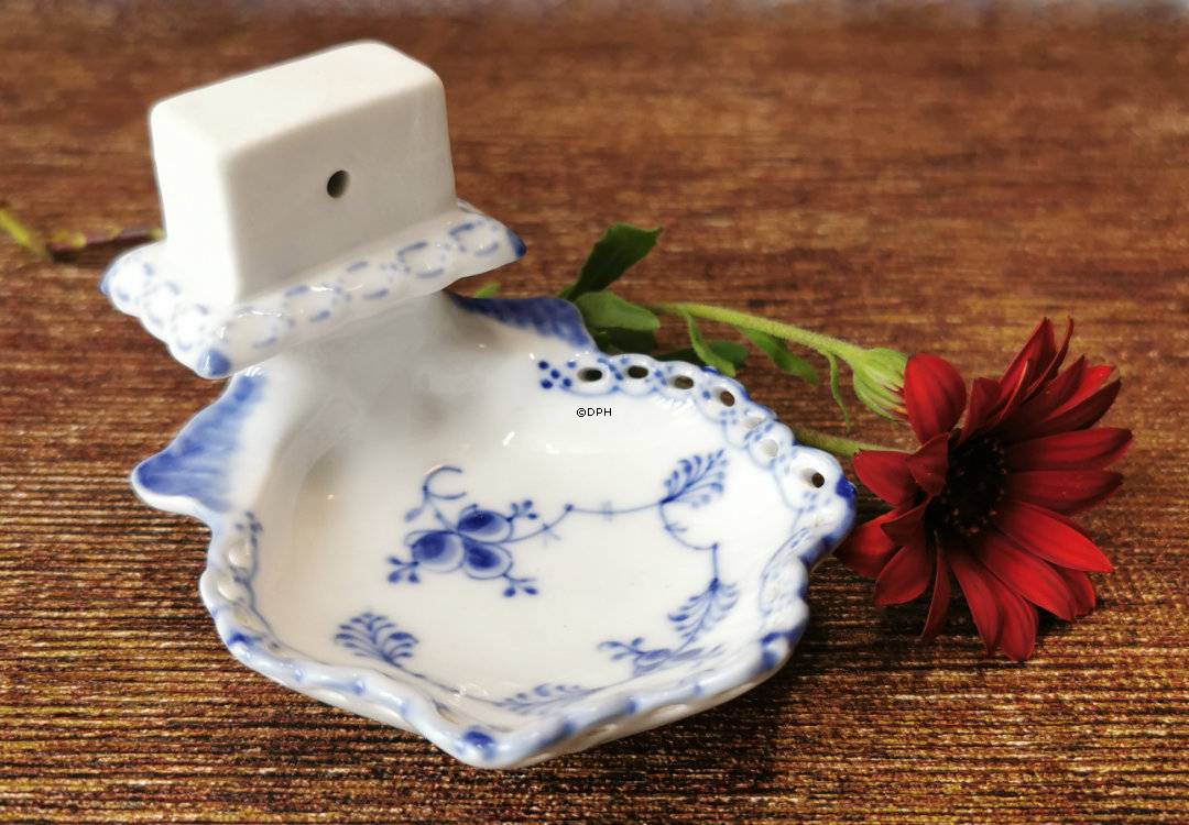 Musselmalet, helblonde, asiet med tændstikholder, Royal Copenhagen nr. 1072