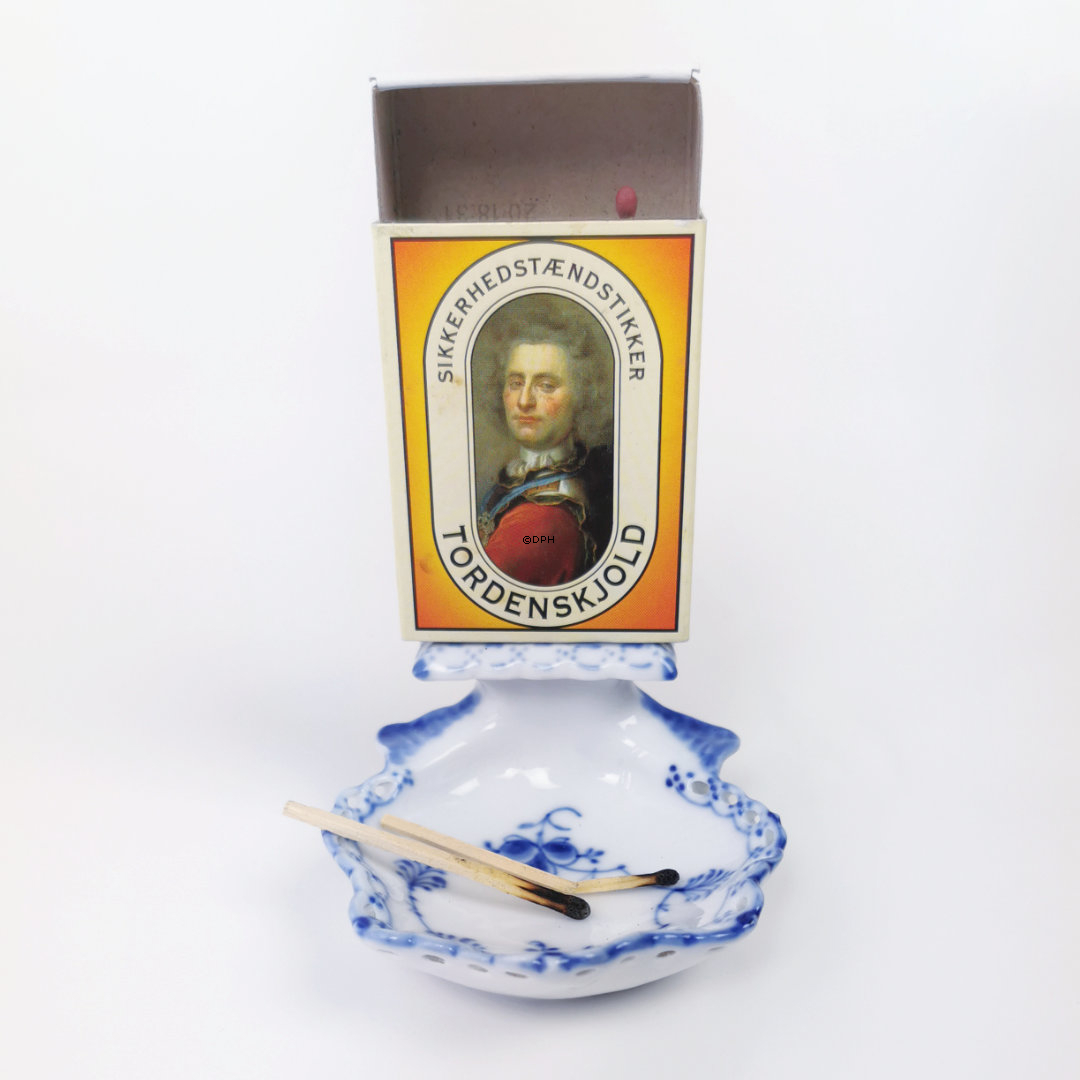 Musselmalet, helblonde, asiet med tændstikholder, Royal Copenhagen nr. 1072
