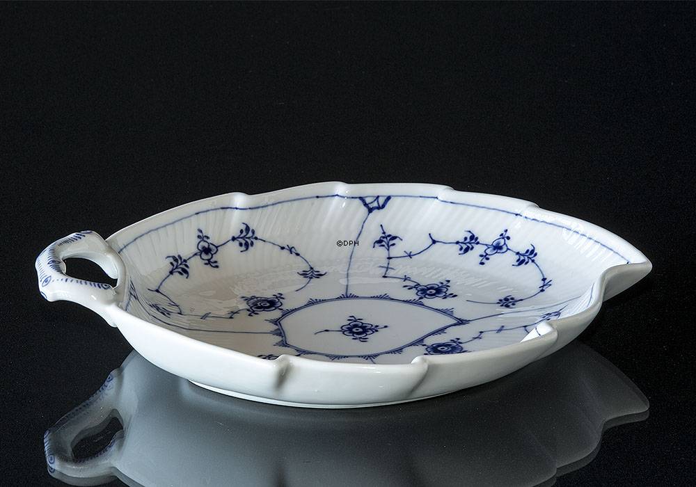 Musselmalet, riflet, bladformet kagefad/asiet, Royal Copenhagen nr. 145