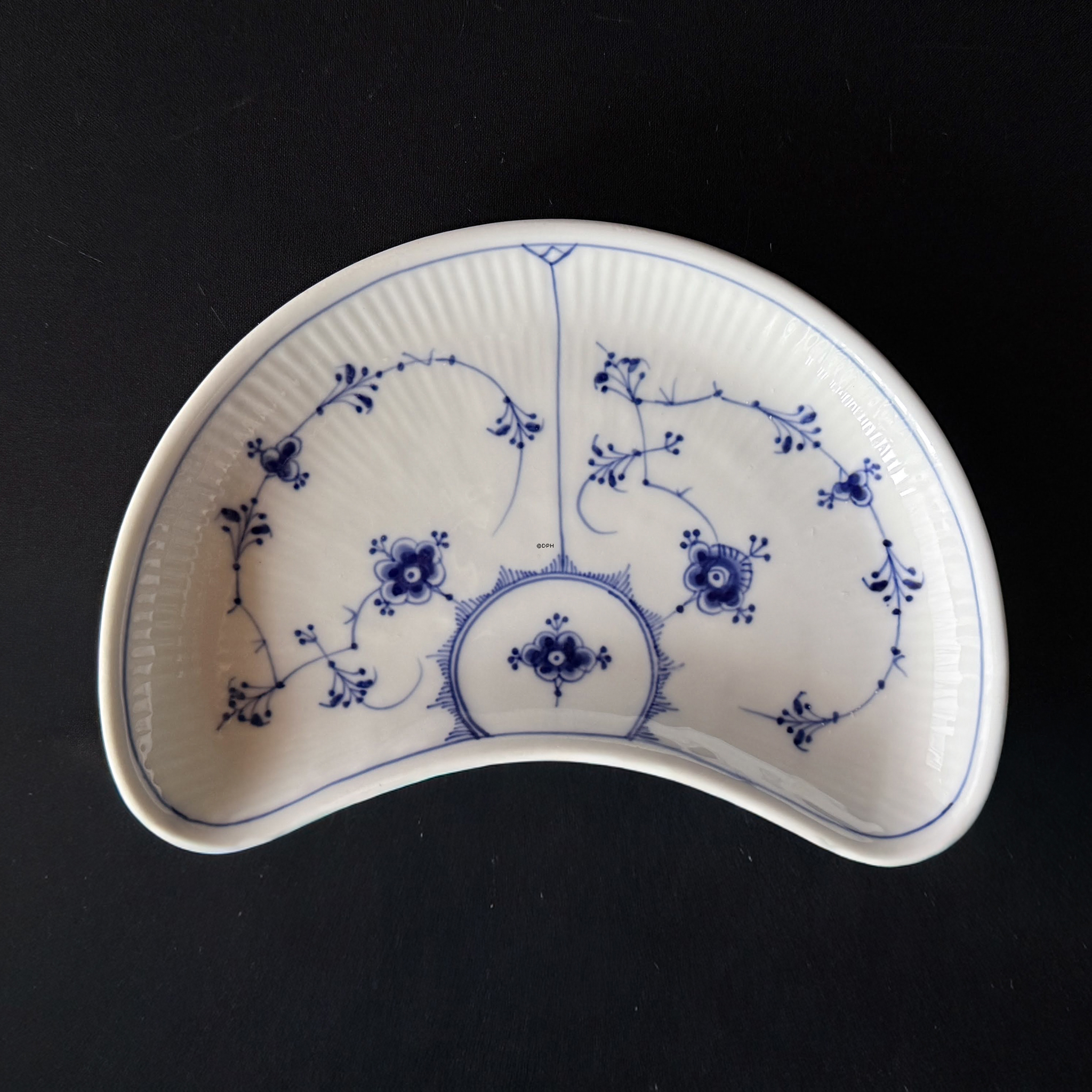 Musselmalet, riflet, halvmåle asiet nr. 1/155, Royal Copenhagen 22cm (sjælden)