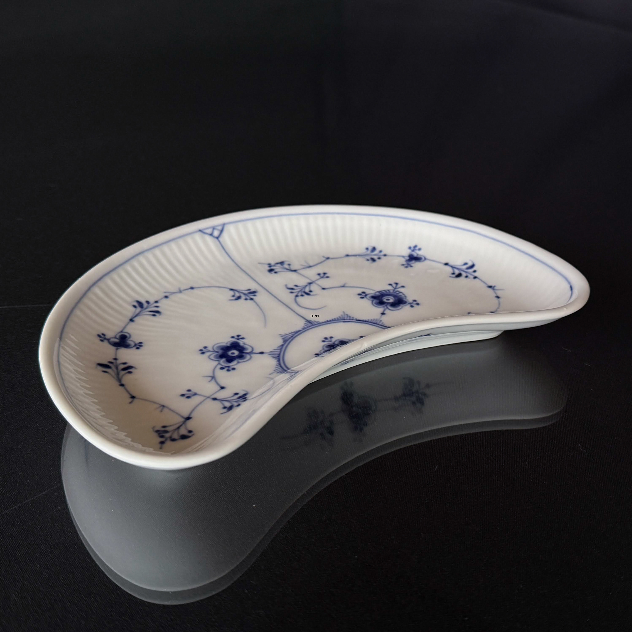 Musselmalet, riflet, halvmåle asiet nr. 1/155, Royal Copenhagen 22cm (sjælden)