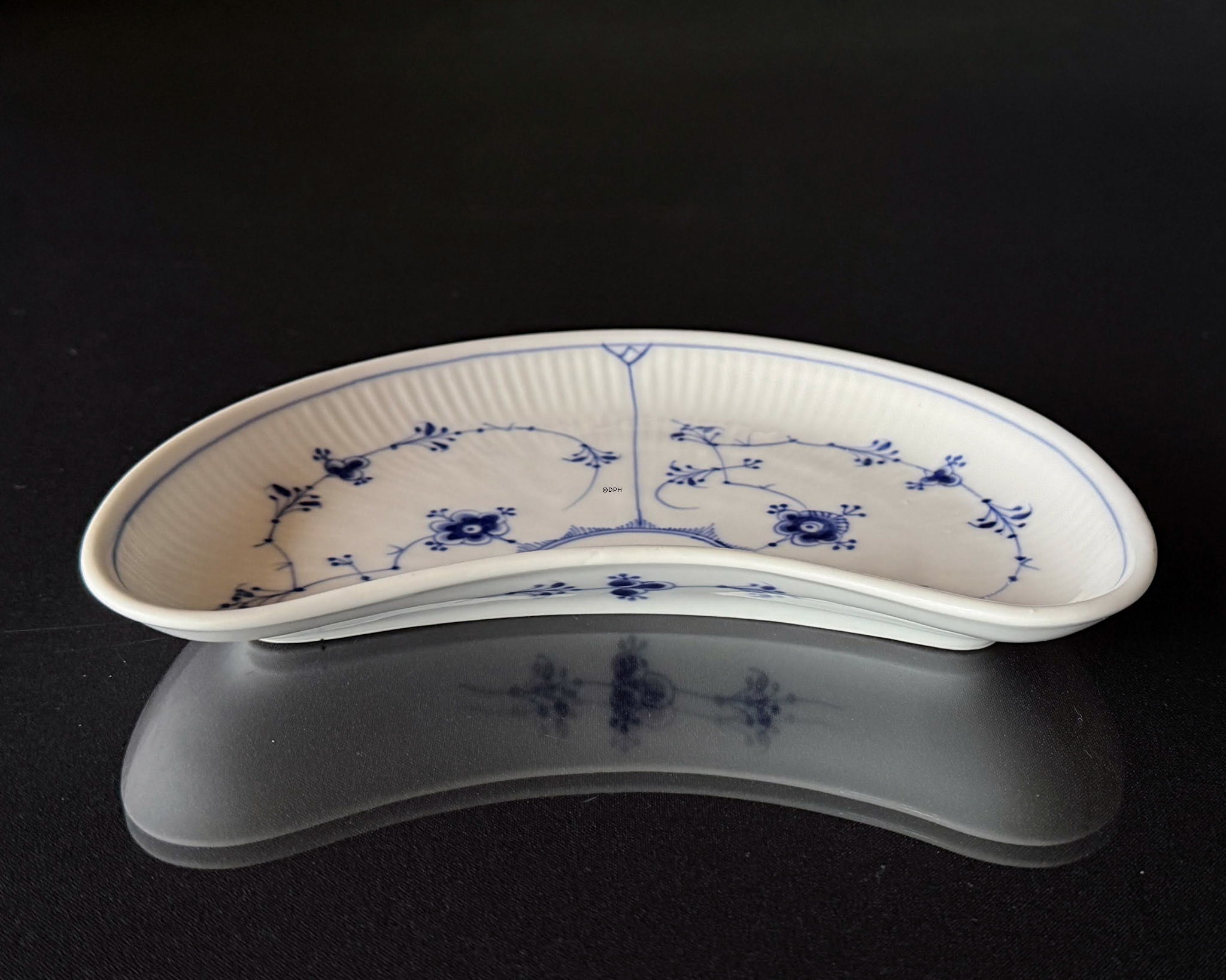 Musselmalet, riflet, halvmåle asiet nr. 1/155, Royal Copenhagen 22cm (sjælden)