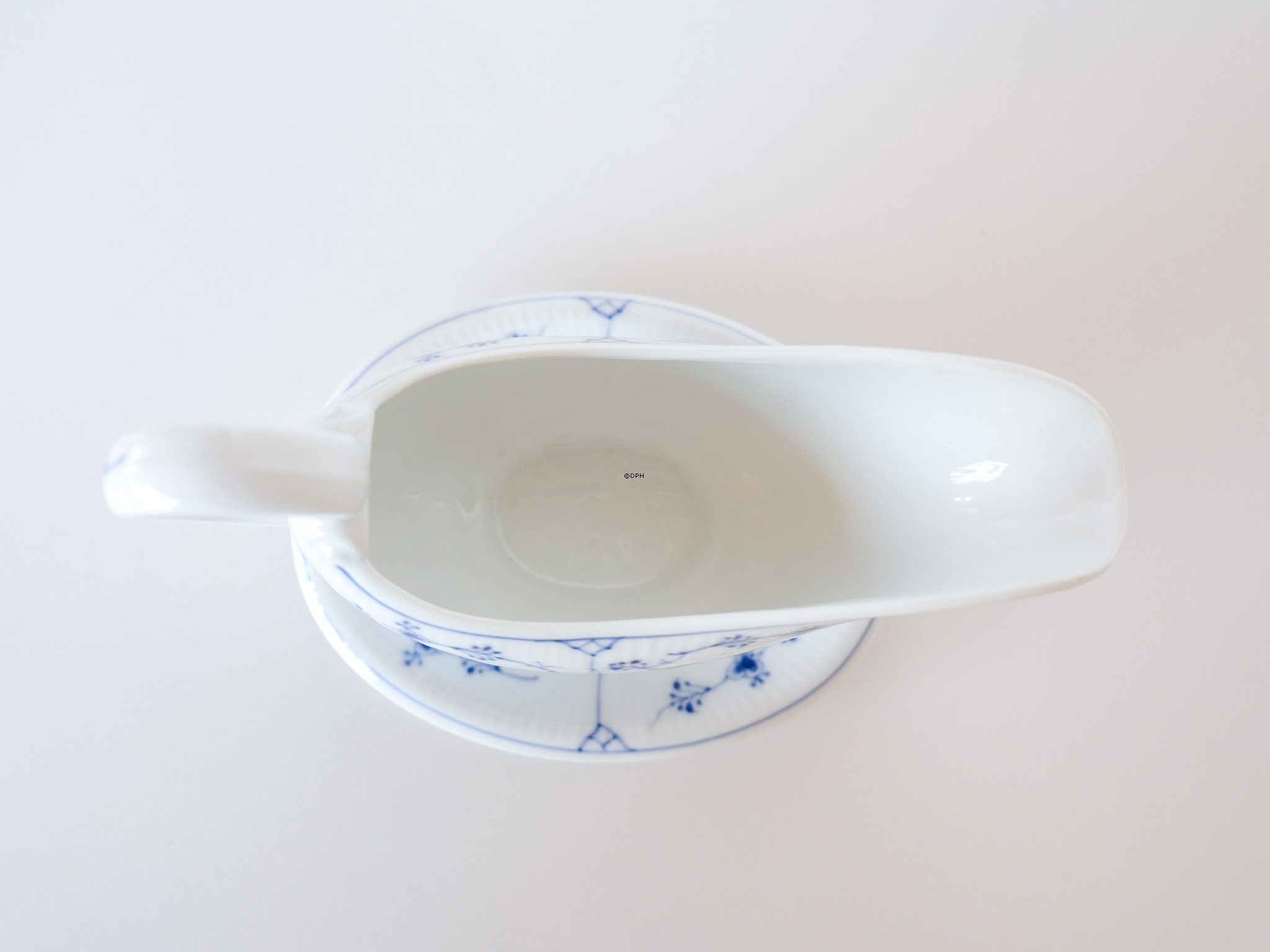 Musselmalet, riflet, sovsekande på fast fod, Royal Copenhagen nr. 200