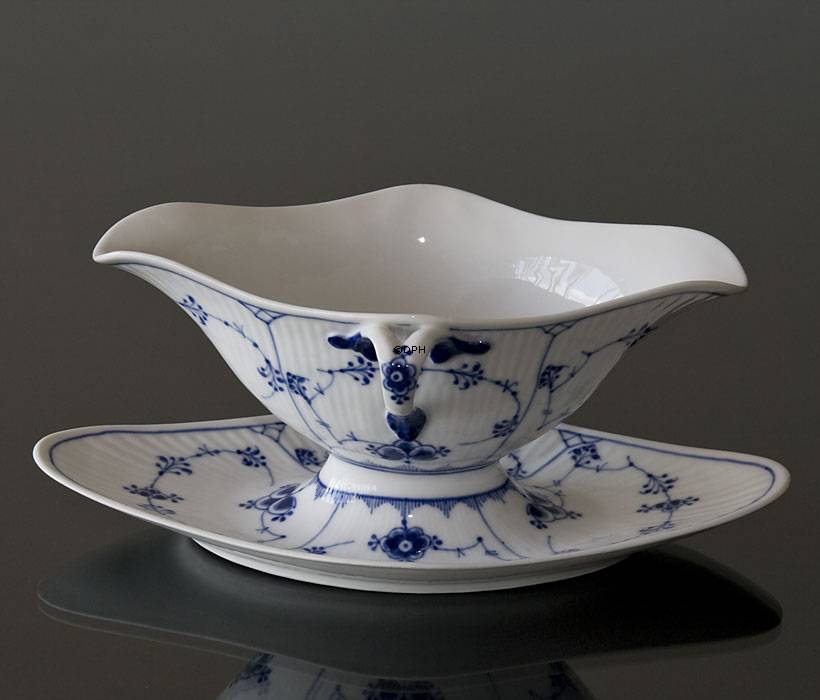 Musselmalet, riflet sovse skål påfod, indhold 45 cl., Royal Copenhagen nr. 202