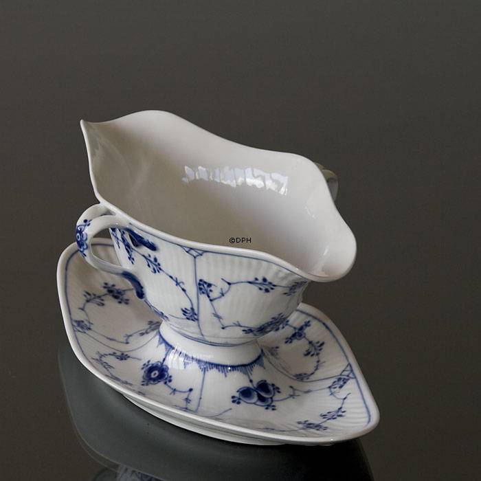 Musselmalet, riflet sovse skål påfod, indhold 45 cl., Royal Copenhagen nr. 202