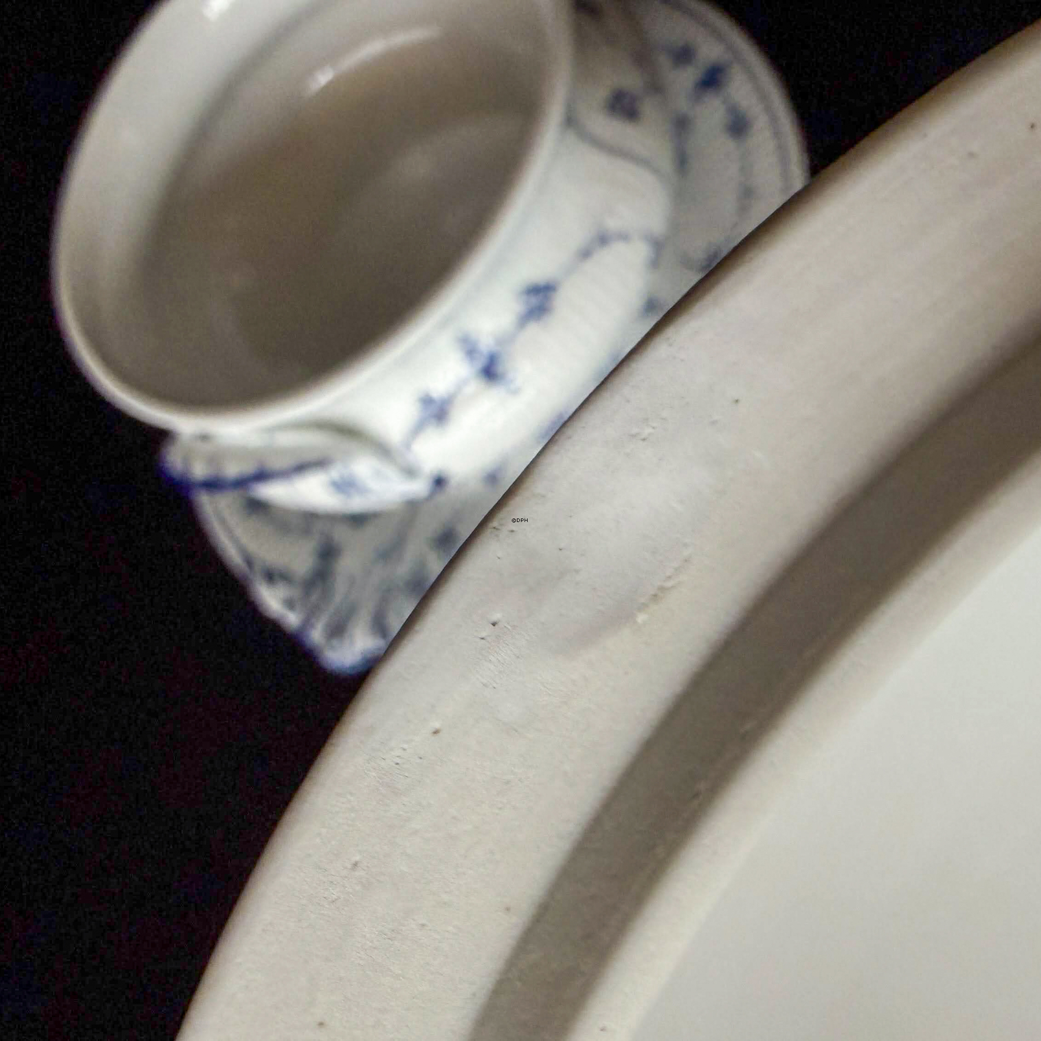 Musselmalet, riflet, Stor Rund Terrin med låg, og Underfad Royal Copenhagen (1889-1922)  m/lille slibning under låget