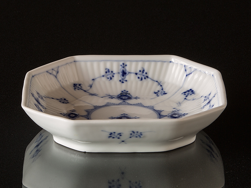 Musselmalet, riflet, ottekantet fad 15cm, Royal Copenhagen nr. 230