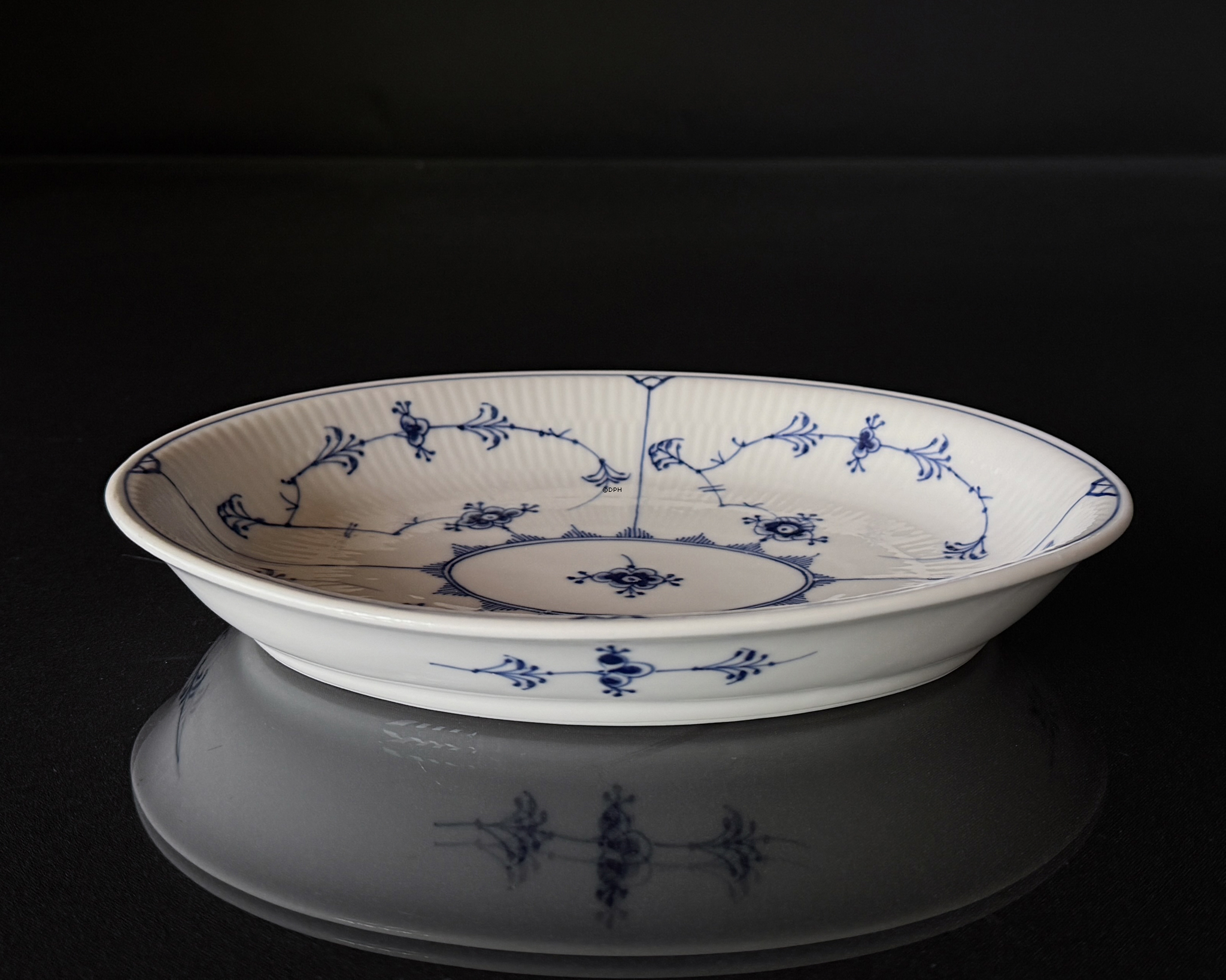 Musselmalet, riflet ovalt fad/brødbakke (sjælden) nr. 1/24 Royal Copenhagen 25cm