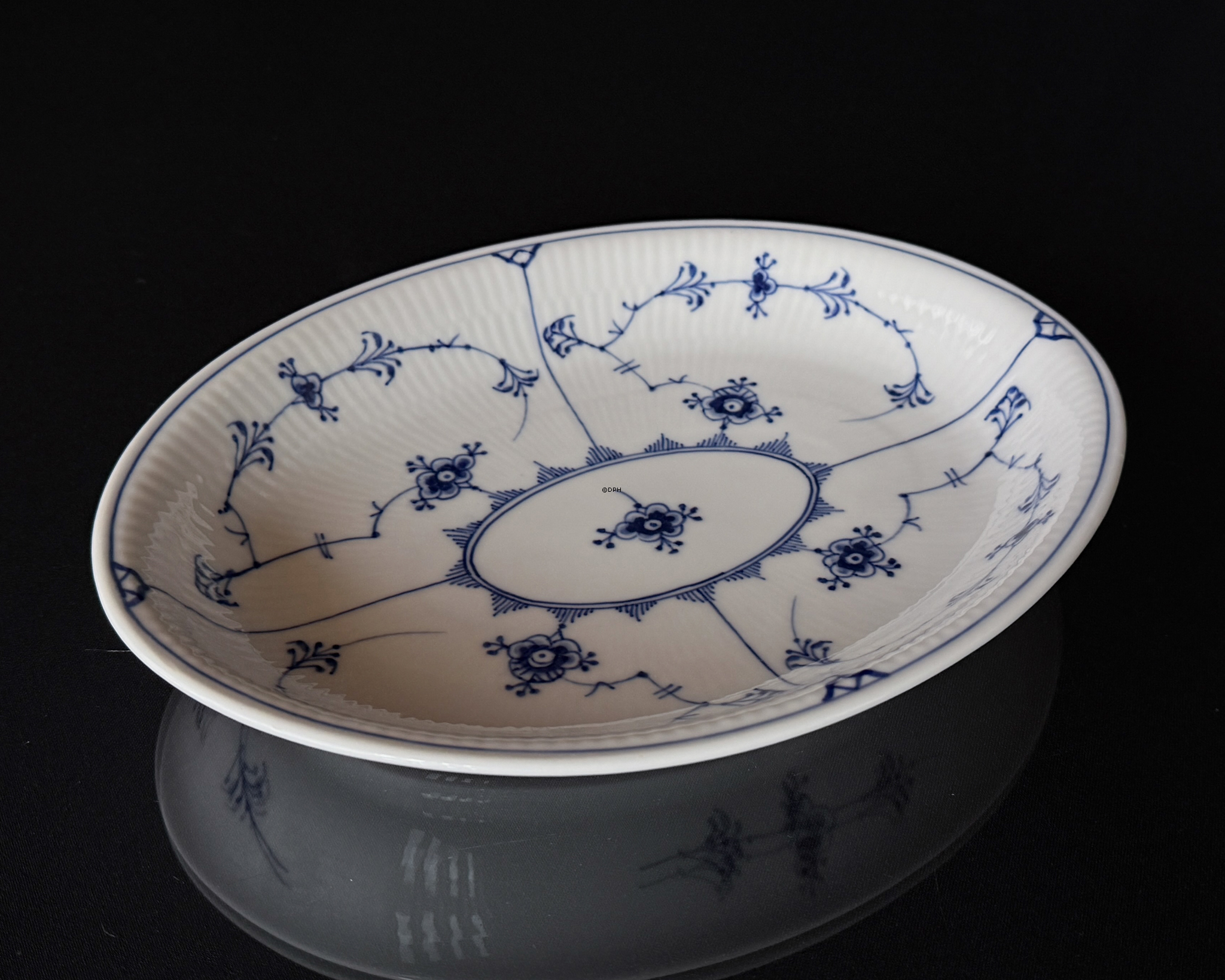 Musselmalet, riflet ovalt fad/brødbakke (sjælden) nr. 1/24 Royal Copenhagen 25cm