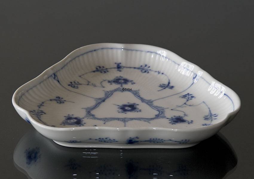 Musselmalet, riflet, Trekantet fad 23cm, Royal Copenhagen nr. 1-27