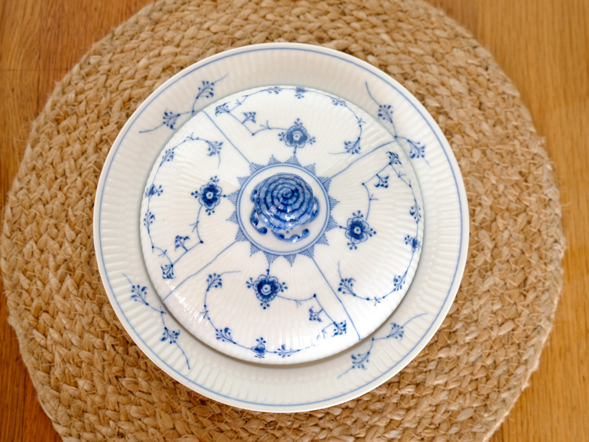 Musselmalet, riflet, rund lågskål nr. 1/272, Royal Copenhagen