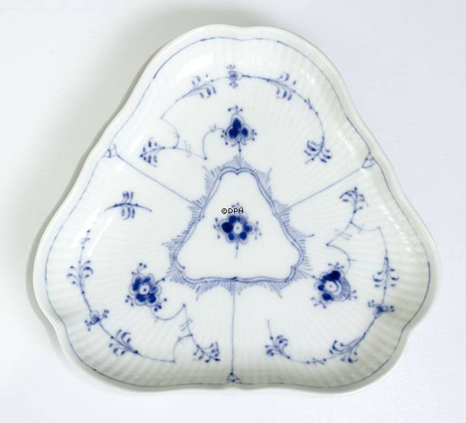 Musselmalet, riflet, Trekantet fad 23cm, Royal Copenhagen nr. 1-27