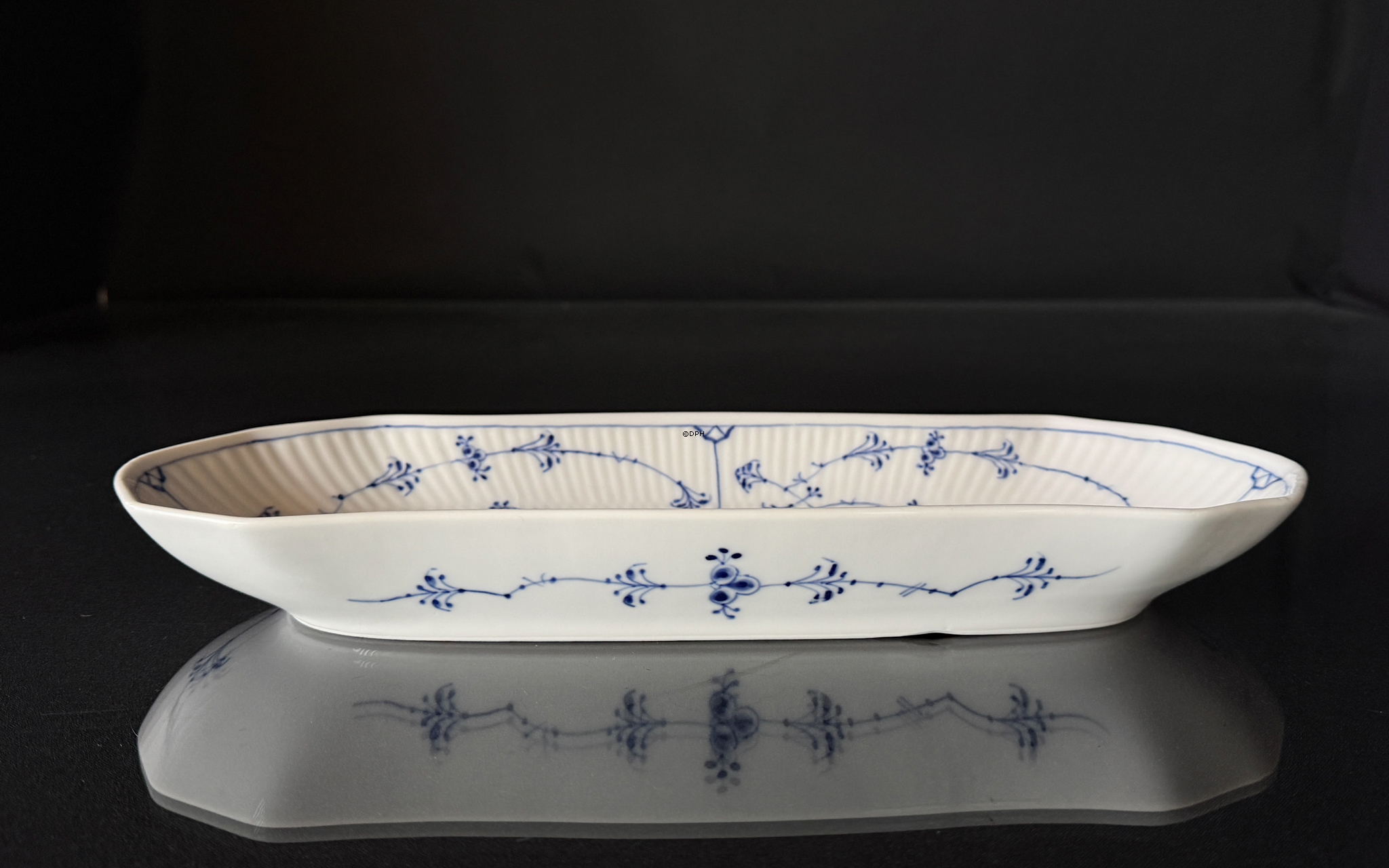 Musselmalet riflet aflangt  fad 37 cm, Royal Copenhagen nr. 1/297