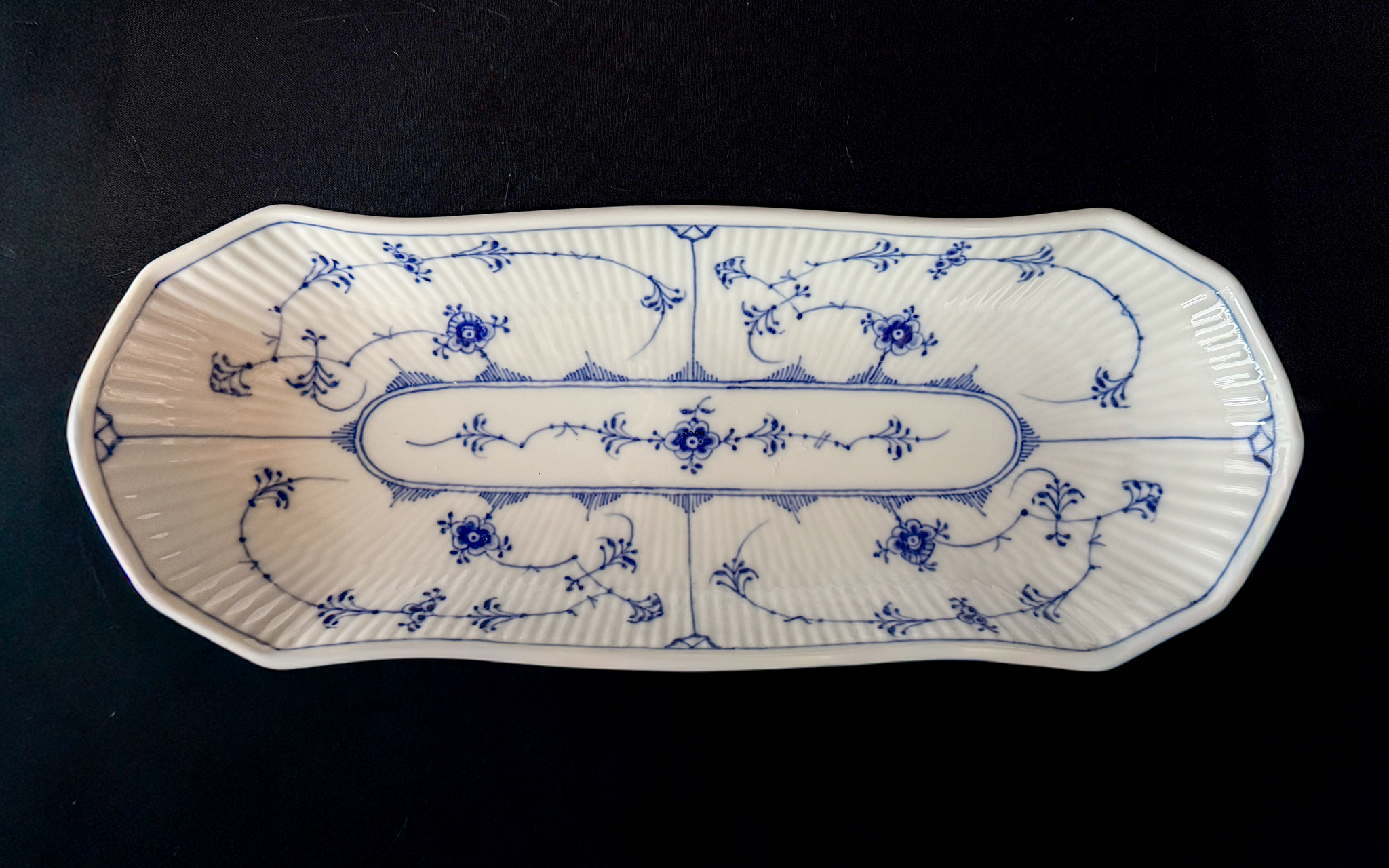 Musselmalet riflet aflangt  fad 37 cm, Royal Copenhagen nr. 1/297