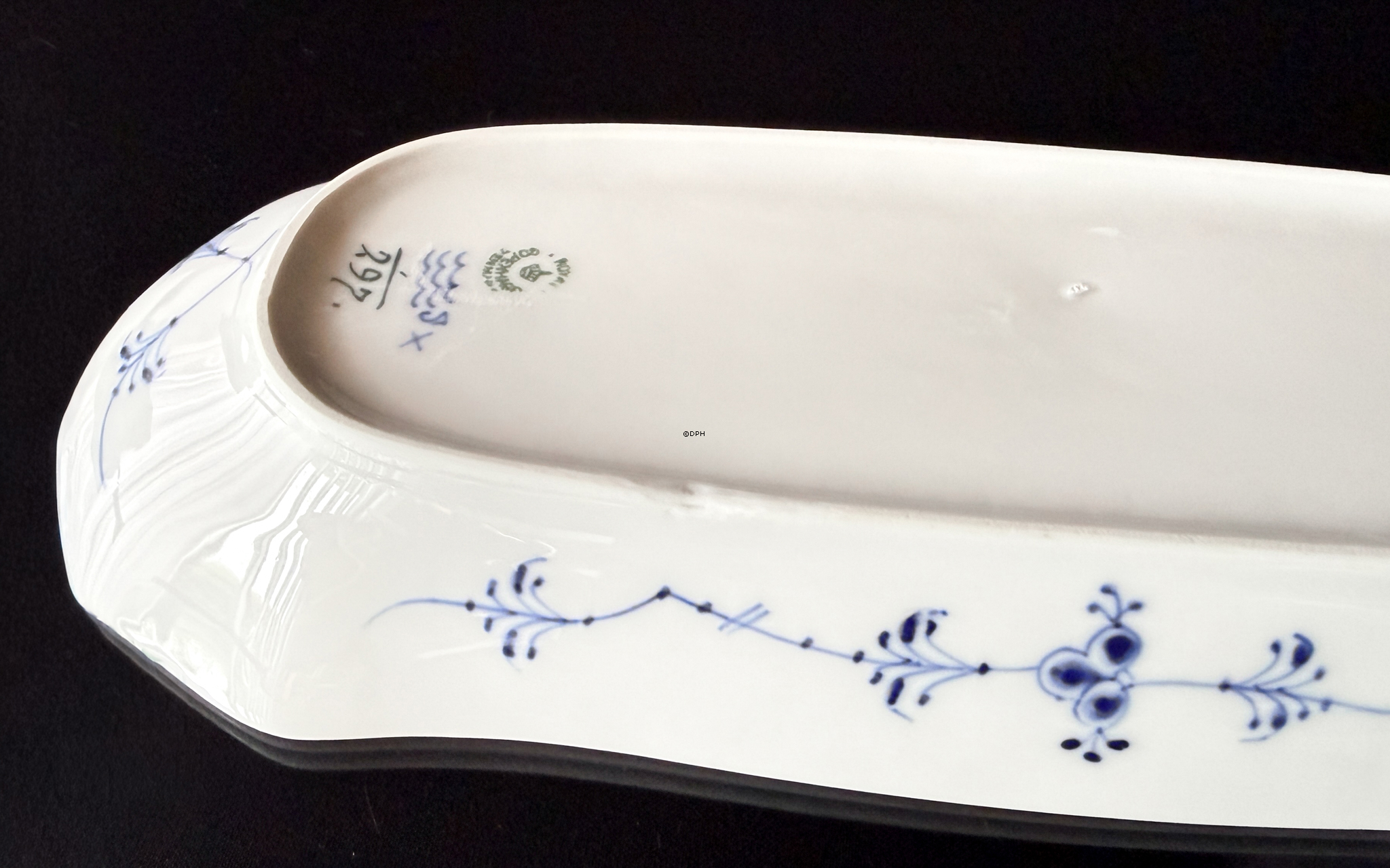 Musselmalet riflet aflangt  fad 37 cm, Royal Copenhagen nr. 1/297