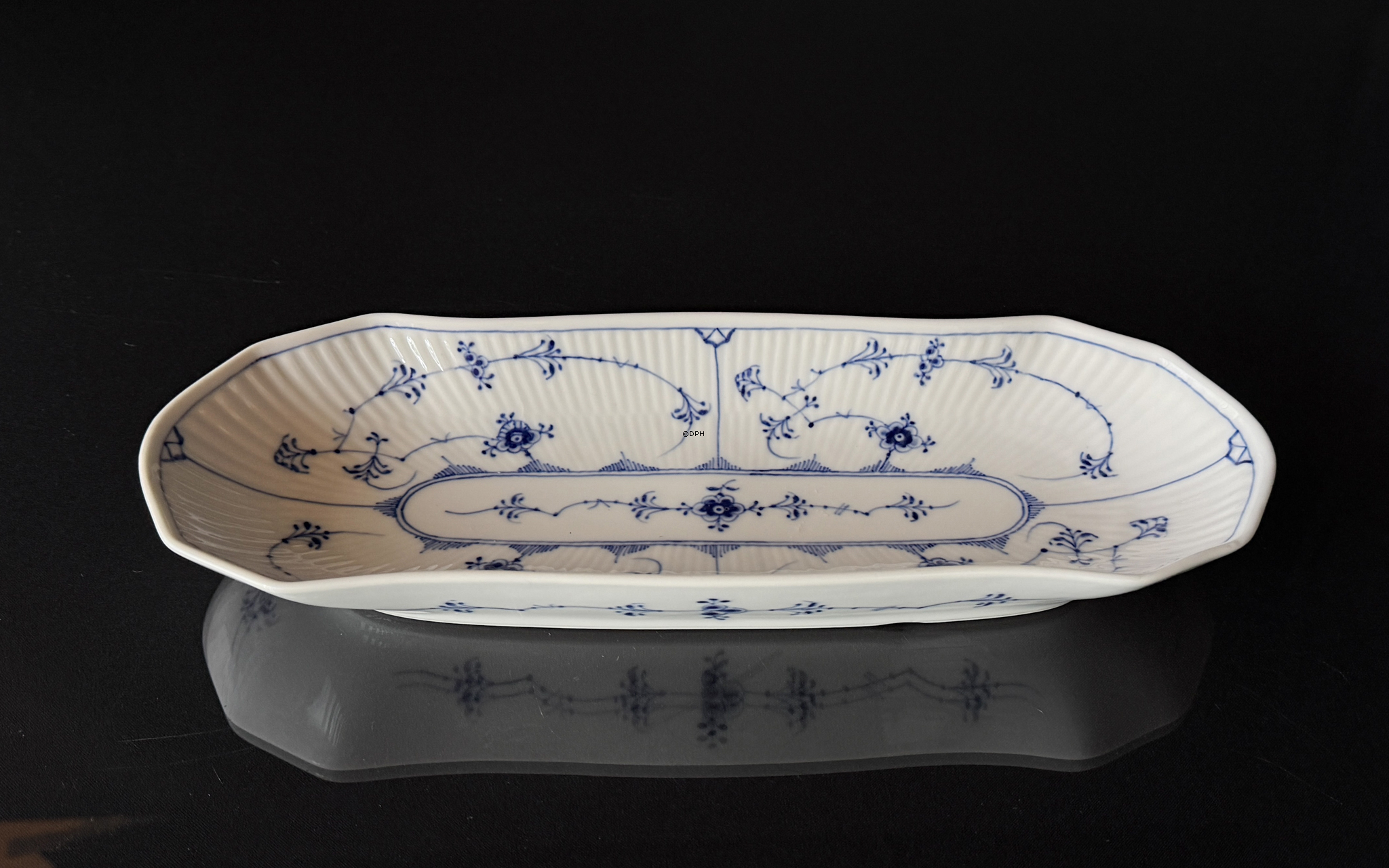 Musselmalet riflet aflangt  fad 37 cm, Royal Copenhagen nr. 1/297