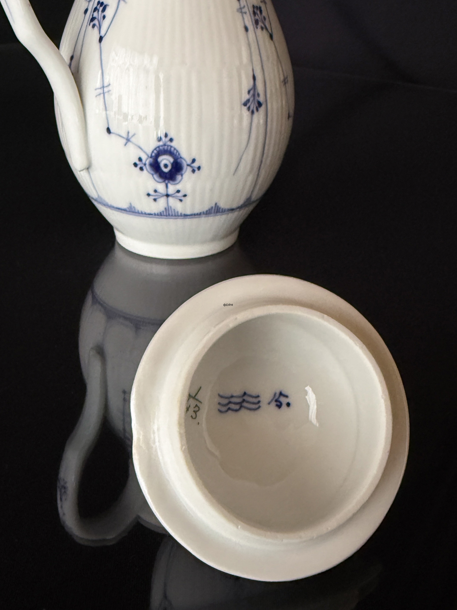 Musselmalet, riflet, kande nr.1-43, Royal Copenhagen Meget sjælden (har en skibning på låget)