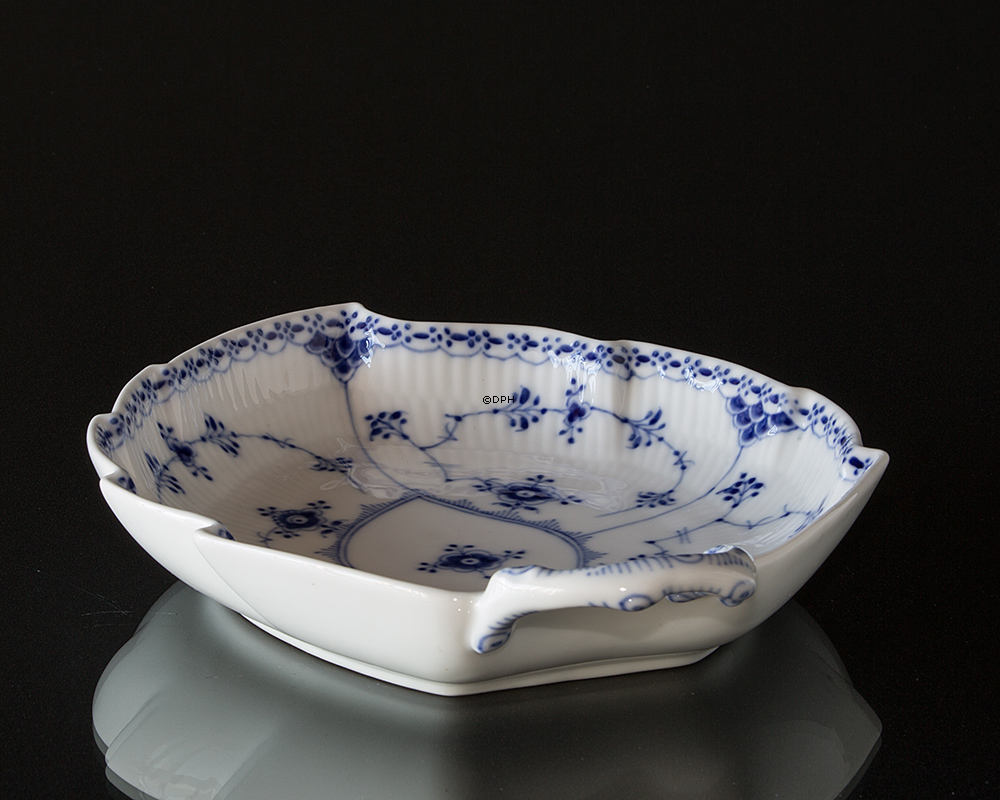 Musselmalet halvblonde, bladformet asiet 27 cm, Royal Copenhagen nr. 549