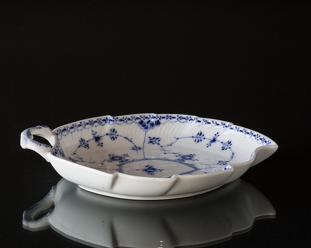 Musselmalet halvblonde, bladformet asiet 27 cm, Royal Copenhagen nr. 549