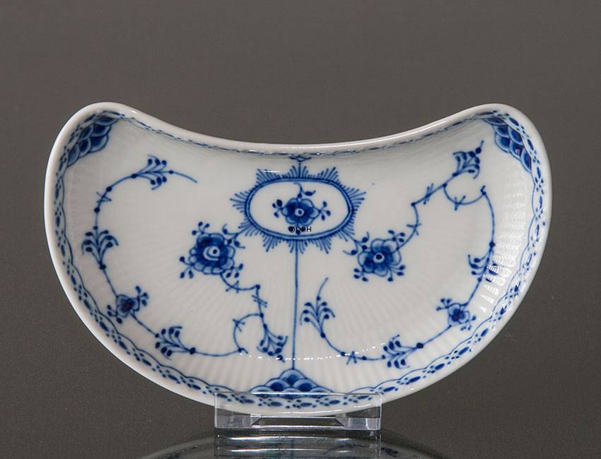 Musselmalet, halvblonde, Lille halvmåneformet asiet 14cm, Royal Copenhagen nr. 559