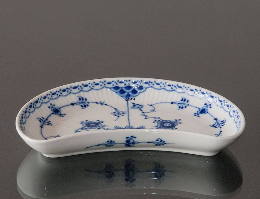 Musselmalet, halvblonde, Lille halvmåneformet asiet 14cm, Royal Copenhagen nr. 559