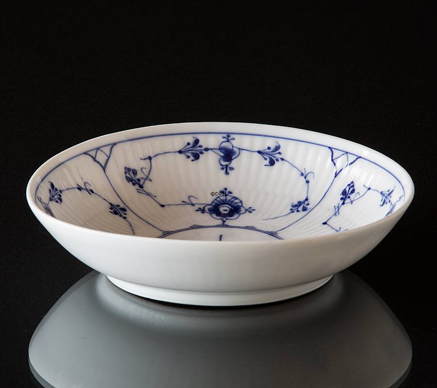 Musselmalet riflet skål, Royal Copenhagen 17cm, Royal Copenhagen nr. 1-68
