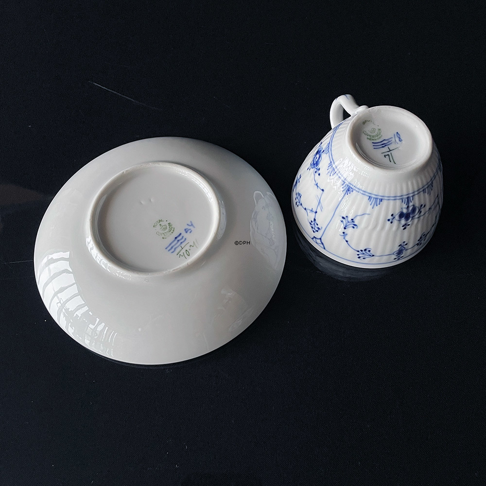 Musselmalet, riflet, kaffekop (Ø8,5cm H:6cm)  med underkop (Ø14cm), Royal Copenhagen nr. 1-71