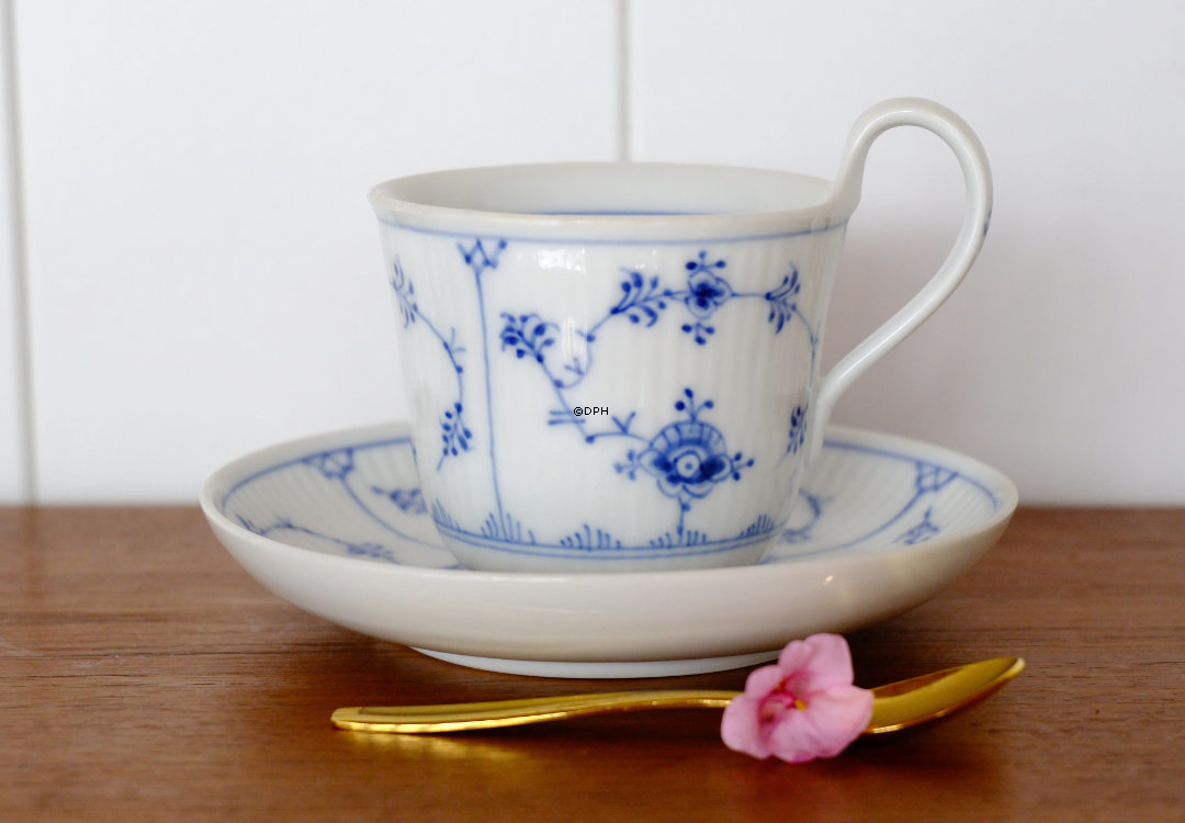 Musselmalet, riflet, højhanks kaffekop, kop Ø 8cm H:7cm, Royal Copenhagen nr. 1-74 (sjælden)