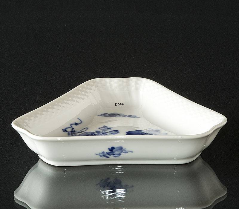 Blå Blomst, svejfet, trekantet asiet 17cm, Royal Copenhagen nr. 1881