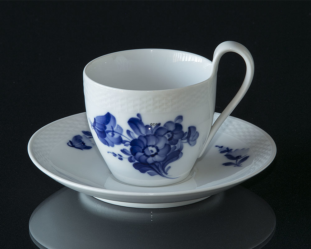 Blå Blomst, flettet, Højhankskop med underkop nr. 10/8195, indhold 2 dl., Royal Copenhagen