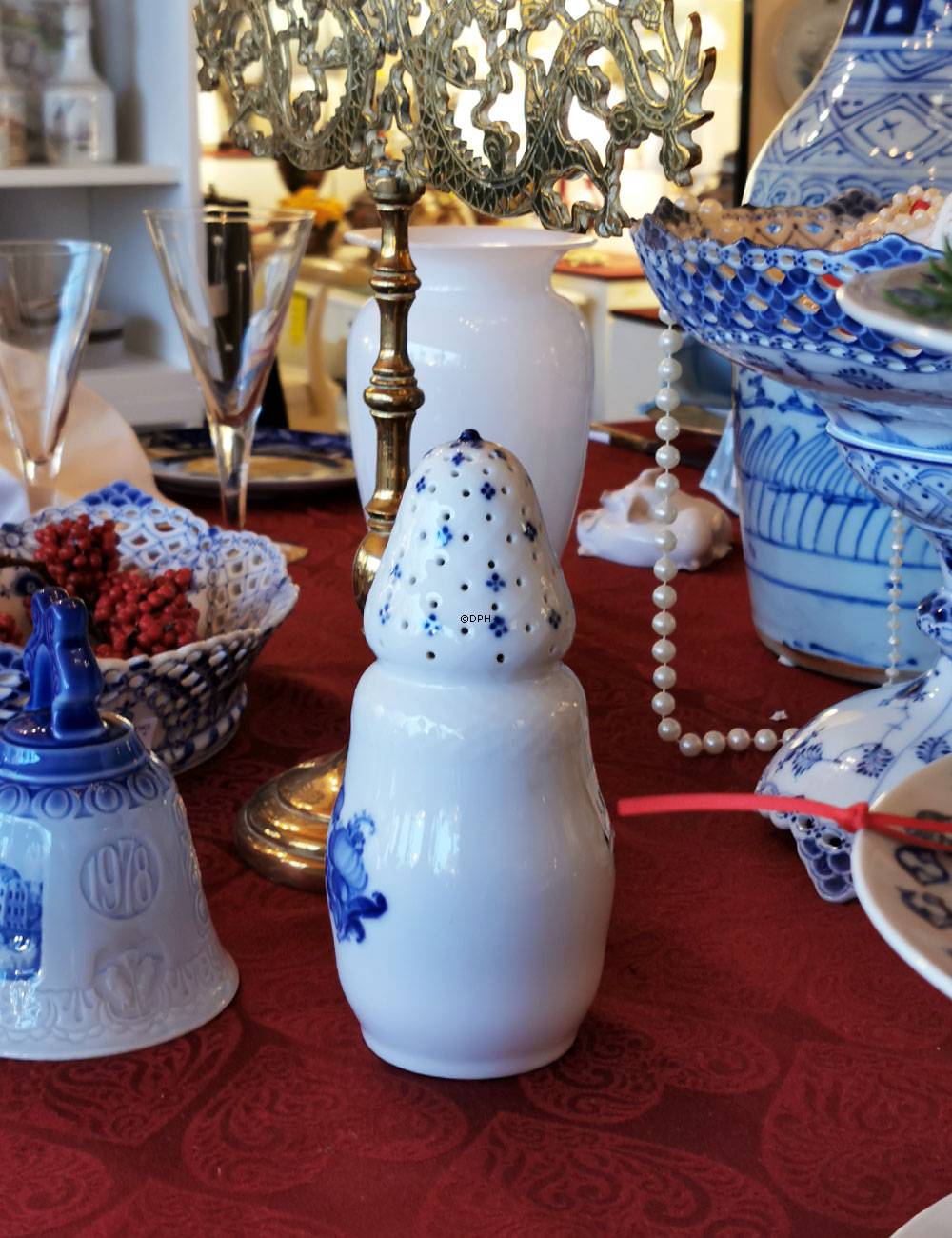 Blå Blomst, flettet, Sukkerstrødåse nr. 10/8222, Royal Copenhagen