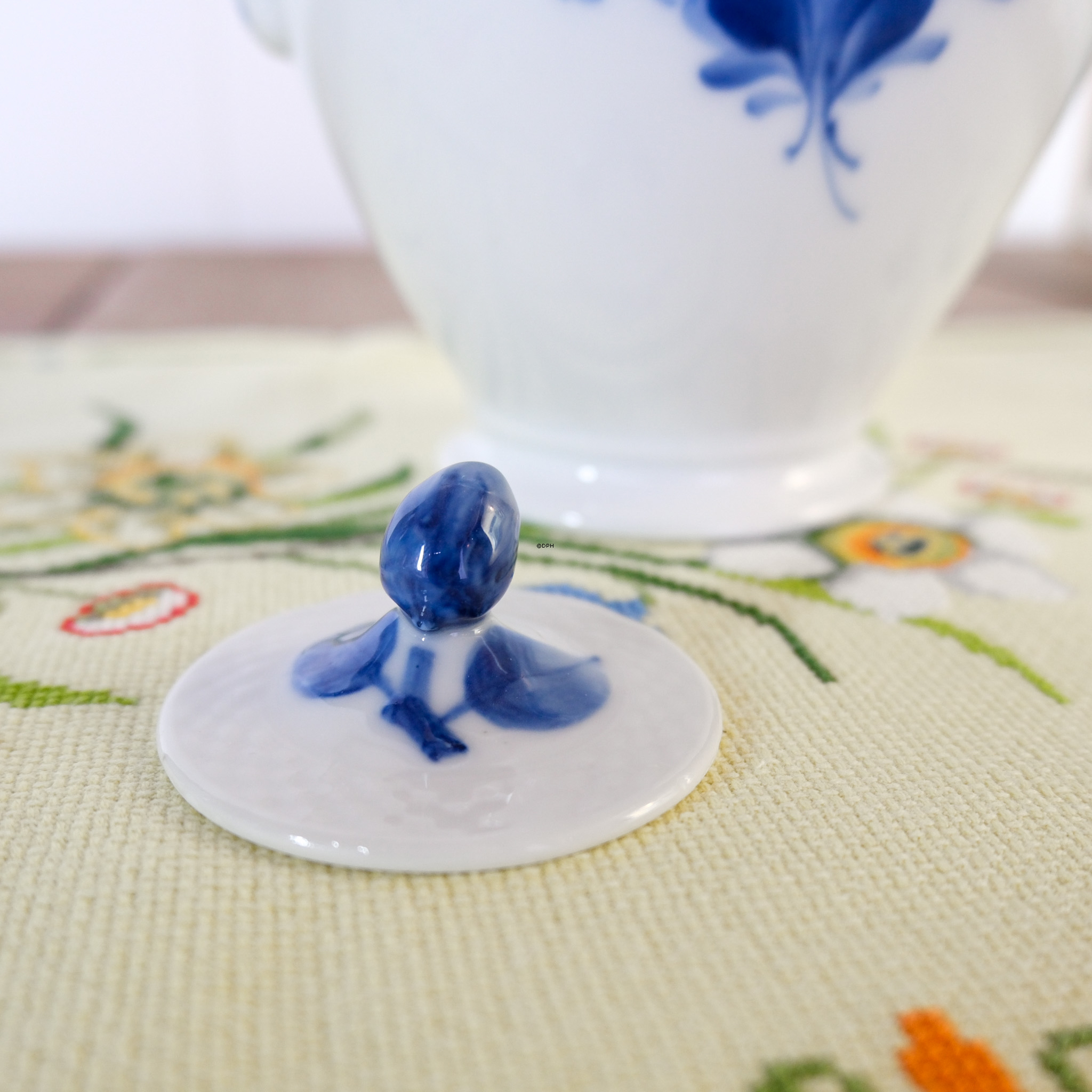 Blå Blomst, flettet, stor chokoladekande med låg nr. 10/8246, Royal Copenhagen