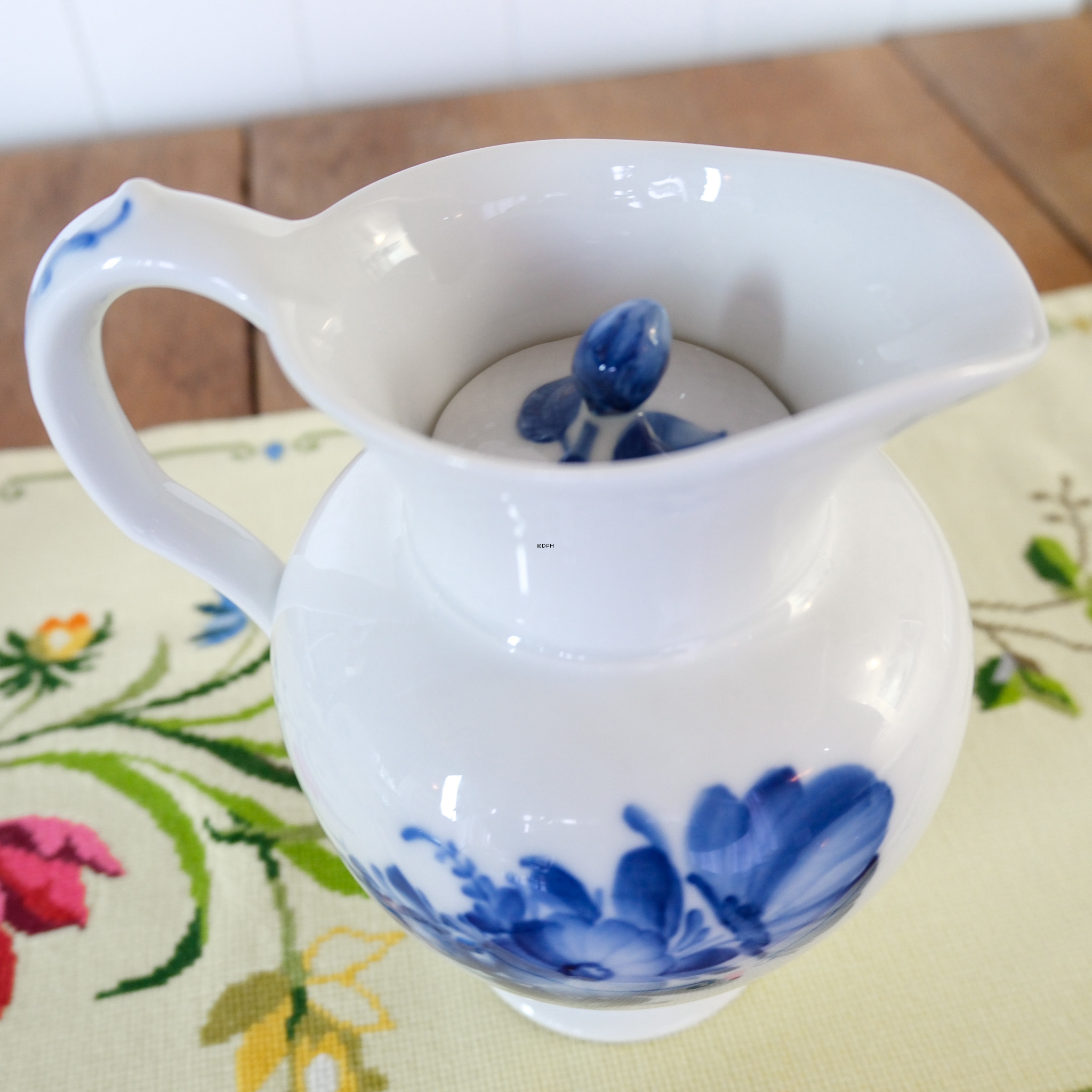 Blå Blomst, flettet, stor chokoladekande med låg nr. 10/8246, Royal Copenhagen