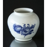 Blå Blomst, flettet, vase nr. 10/8252, Royal Copenhagen