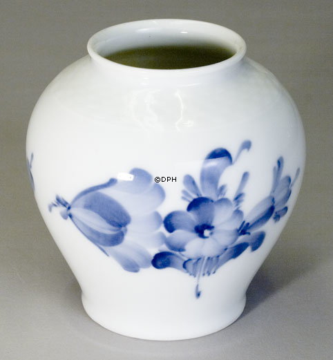 Blå Blomst, flettet, vase nr. 10/8257, Royal Copenhagen