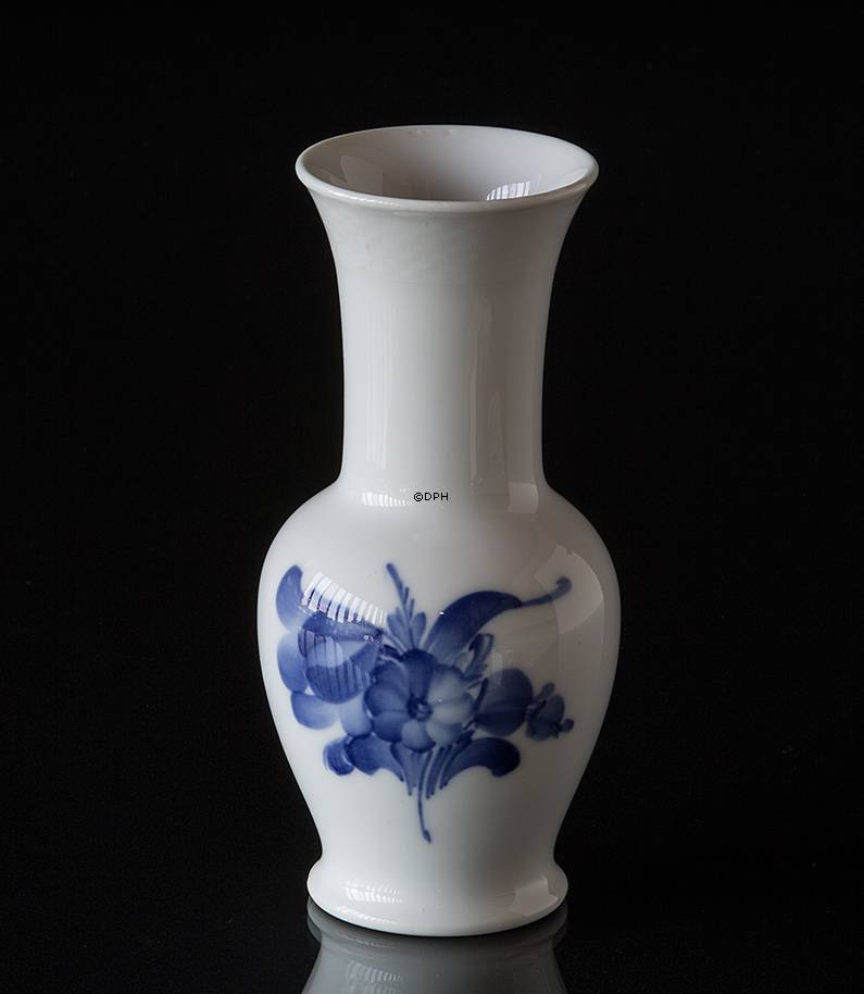 Blå Blomst, flettet, vase nr. 10/8260, Royal Copenhagen