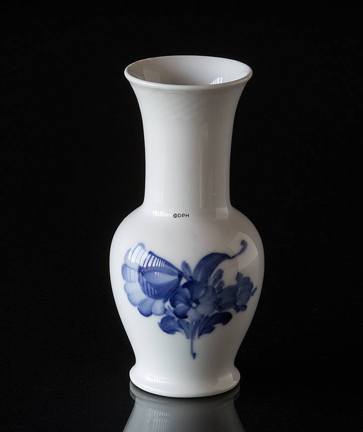 Blå Blomst, flettet, vase nr. 10/8260, Royal Copenhagen