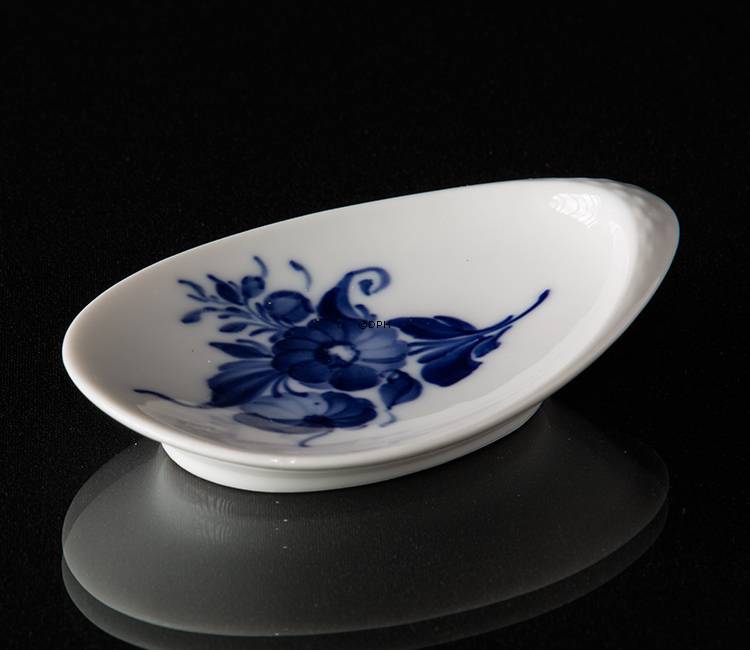 Blå Blomst, flettet, smørkop eller østers asiet nr. 10/8273, muslingeformet, Royal Copenhagen