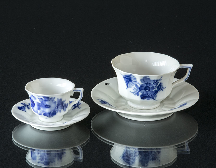 Blå Blomst, kantet, Miniature Kaffekop nr. 10/8519, Royal Copenhagen Kop Ø6cm H:4,5cm underkop: Ø 9,8cm