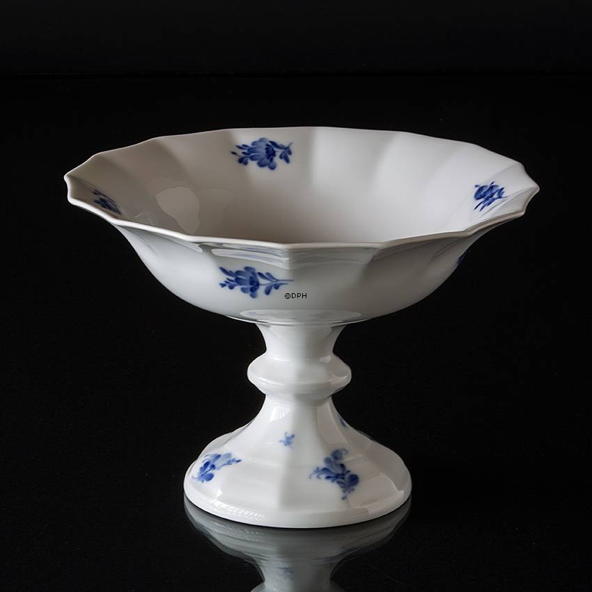 Blå Blomst, kantet, Skål på høj fod nr. 10/8531, ø24cm, Royal Copenhagen
