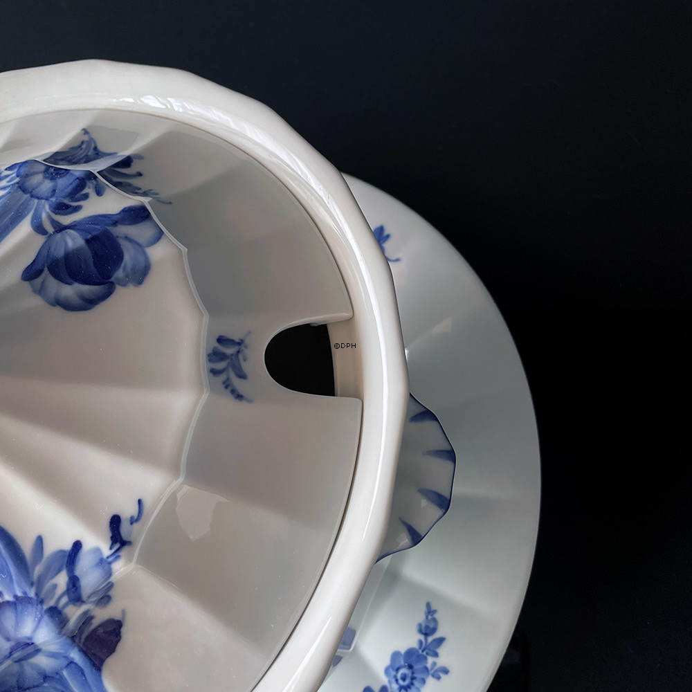 Blå Blomst, kantet, stor terrin med underfad