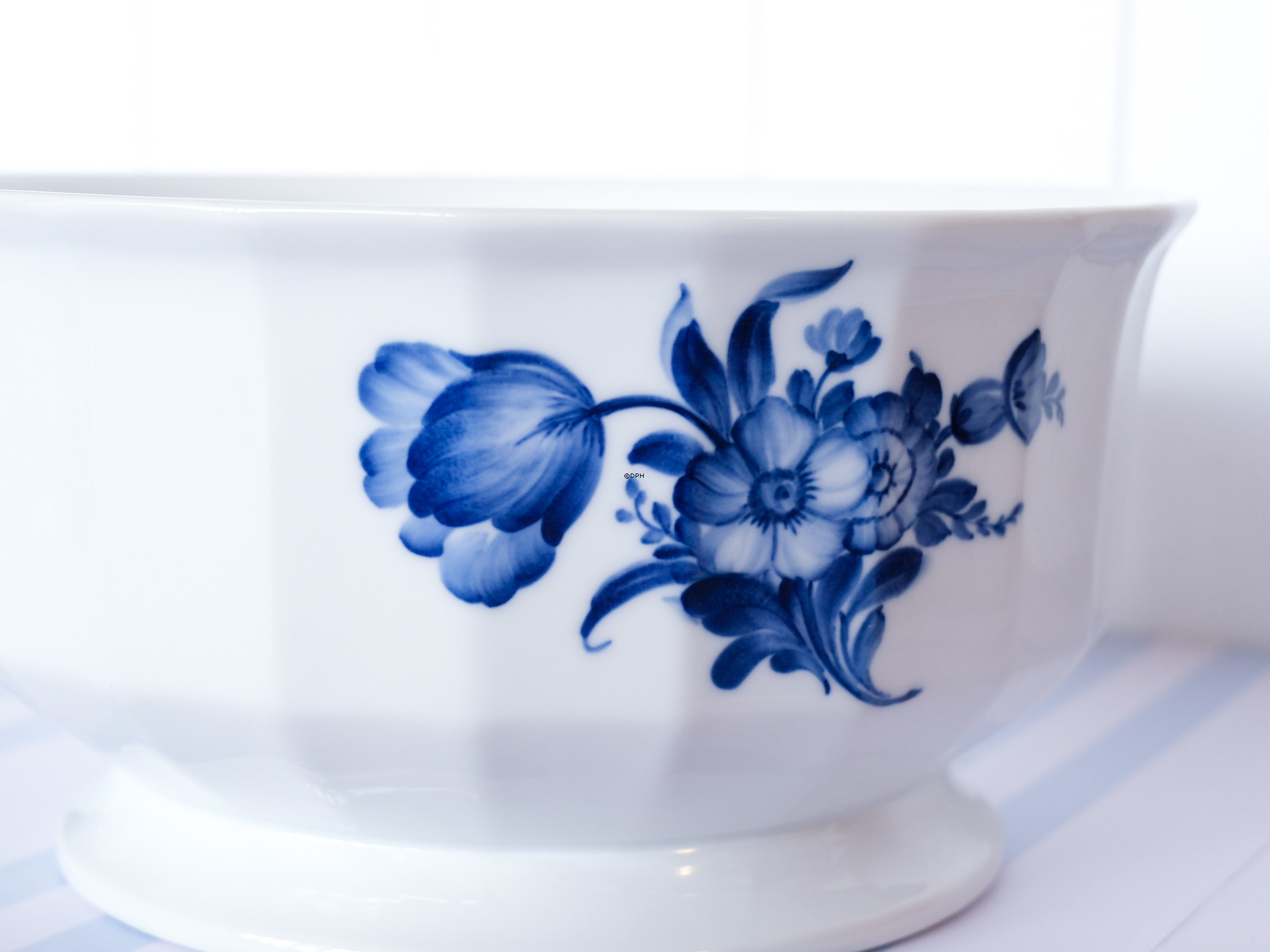Blå Blomst, kantet, stor skål / bowle nr. 10/8558, Royal Copenhagen