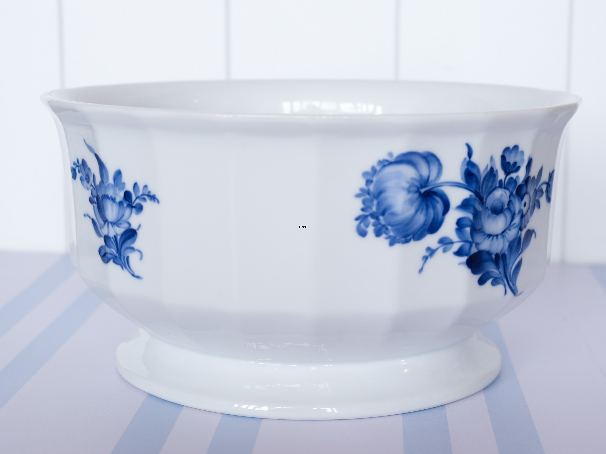 Blå Blomst, kantet, stor skål / bowle nr. 10/8558, Royal Copenhagen