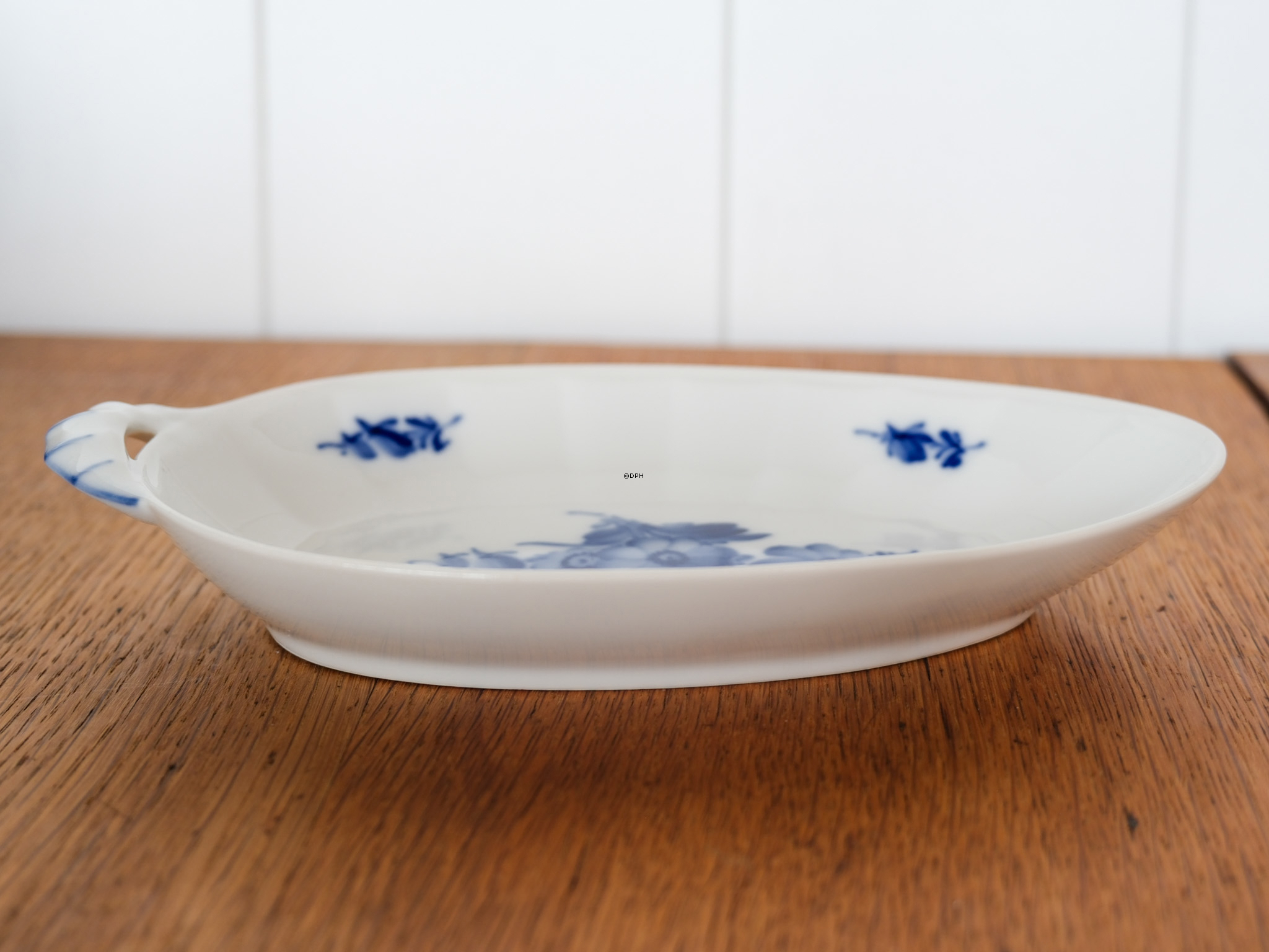 Blå Blomst, kantet, oval asiet med lille hank nr. 10/8599, 20cm, Royal Copenhagen