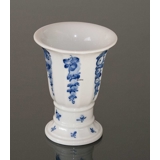 Royal Copenhagen, Blå Blomst, kantet, vase på fod nr. 10/8600